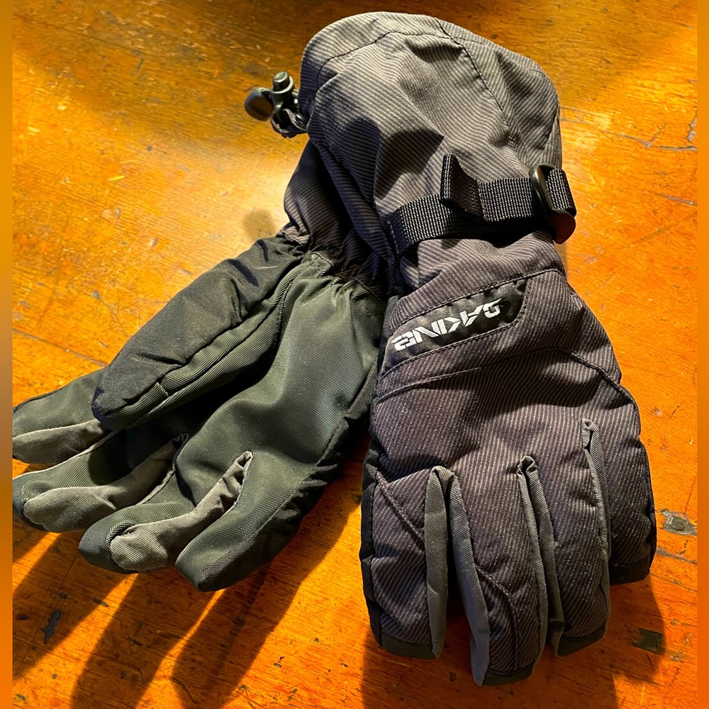 BEAUTIFUL PAIR OF DAKINE “BLAZER” SNOWBOARD SKI WINTER GLOVES SIZE SMALL MINT!!